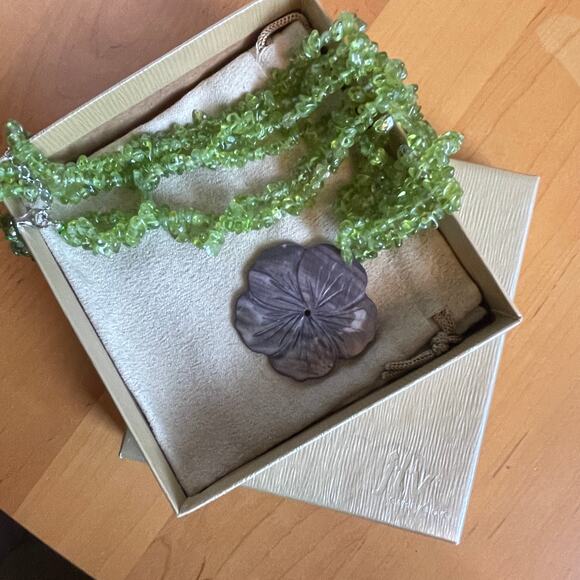 JTV New Peridot Chip Necklace with Shell Flower Pendant Sterling SIlver NIB Box - Picture 2 of 6